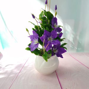 Clematis em vaso, flor de argila polimérica, planta artificial em vaso, presente romântico para ela, flores de porcelana com toque realista, buquê para casa.
