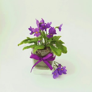 Mini composition of violets-Polymer clay flower-Cold porcelain-Flower arrangement-Realistic flower-Real touch flower-Botanical sculpture