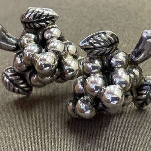 Vintage grape vine sterling silver screw back earrings.#200727SEB.Free shipping!!!