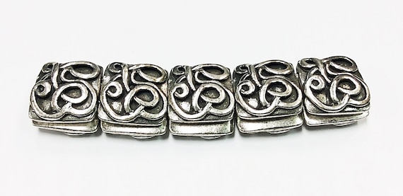 Stunning bracelet with scroll design - image 2