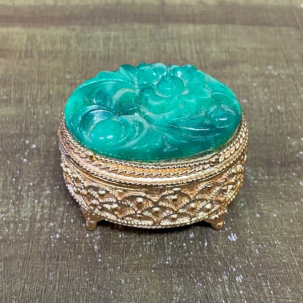 Vintage Florenza pill box with faux jade lid curving.#804B3.Free shipping!!!