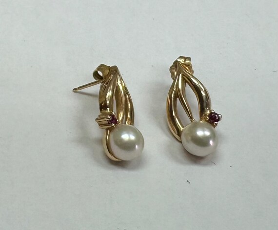 Vintage mid century 14k gold pearl & ruby stud ea… - image 2