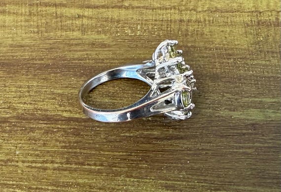 Silvertone ring size 7 with peridot cluster stone… - image 3