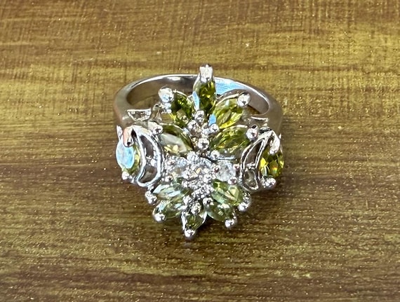 Silvertone ring size 7 with peridot cluster stone… - image 2