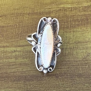 Signed ET Southwestern mother of pearl sterling silver ring sold as is.#563T2.Free shipping!!!