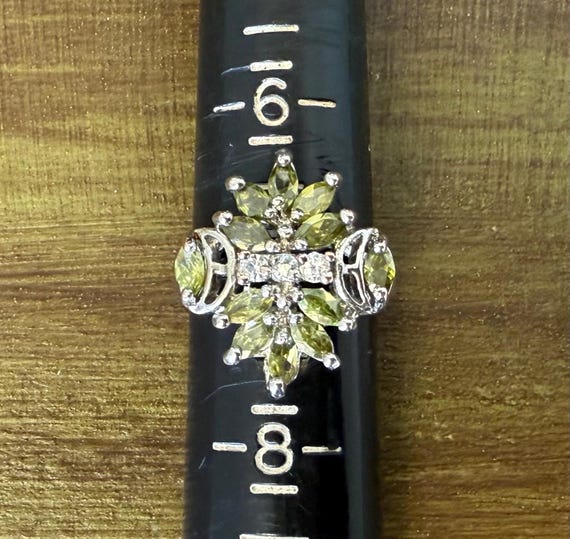 Silvertone ring size 7 with peridot cluster stone… - image 5