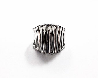 Modernist Sterling silver dome style ring     (#-0650)