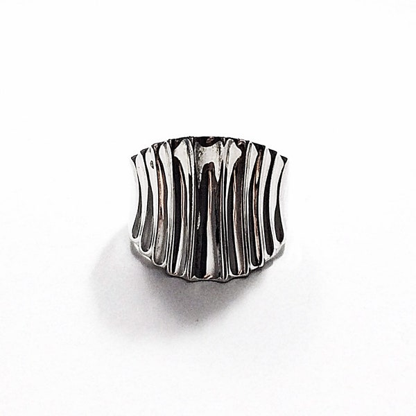 Modernist Sterling silver dome style ring     (#-0650)