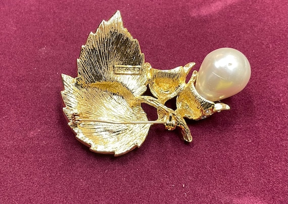 Signed Erwin Pearl gold tone leaf pearl  brooch w… - image 4
