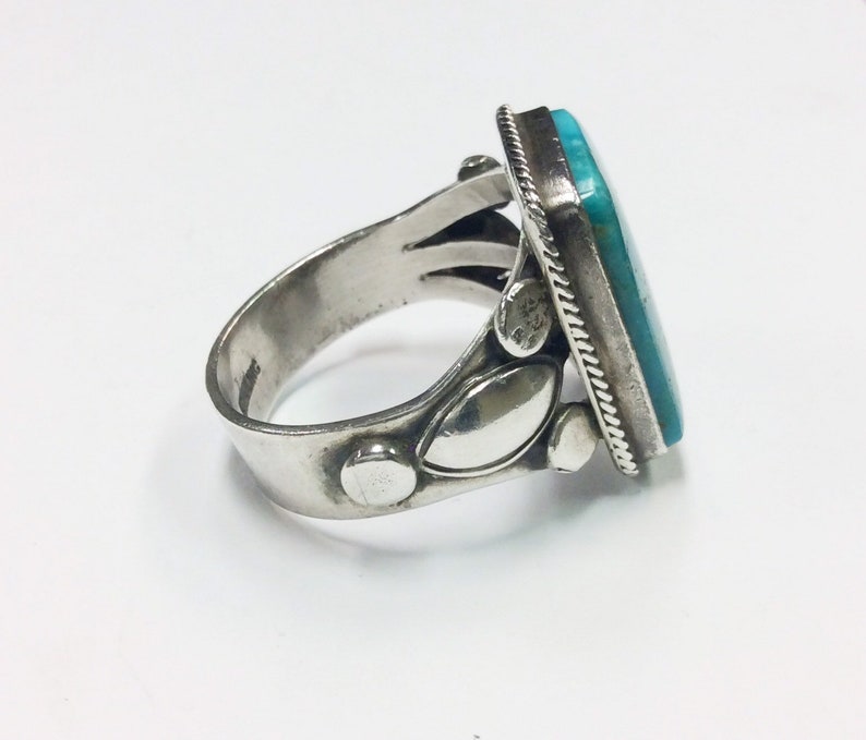 Beautiful Sterling silver Native American ring w turquoise Hallmarked