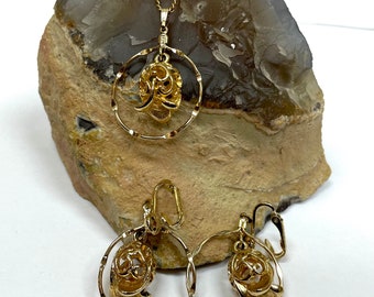 Vintage Sarah Coventry Jewelry Set: Gold Tone Necklace and Clip Earrings