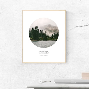 J.R.R. Tolkien Zitat, Little By Little One Travels Far Print, Reise Zitat, Szenischer Druck, Digitaler Download, druckbare Wandkunst, 8x10