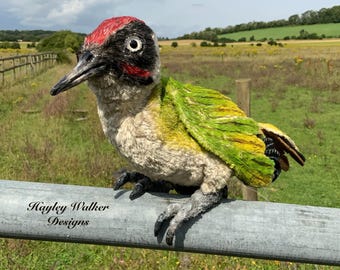 Réplica realista de animal, pájaro carpintero verde, escultura blanda, utilería cinematográfica, réplica de pájaro, peluche realista, muñeca de arte, oso de artista, utilería de televisión, pájaro