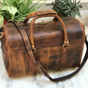 Zakara International is one of reputed custom leather manufacturers in Kanpur solely represent the leather bag market in Kanpur such as duffle, travel, overnight, laptop leather bags, portfolio, messenger, briefcase, sling, satchel, women handbags.