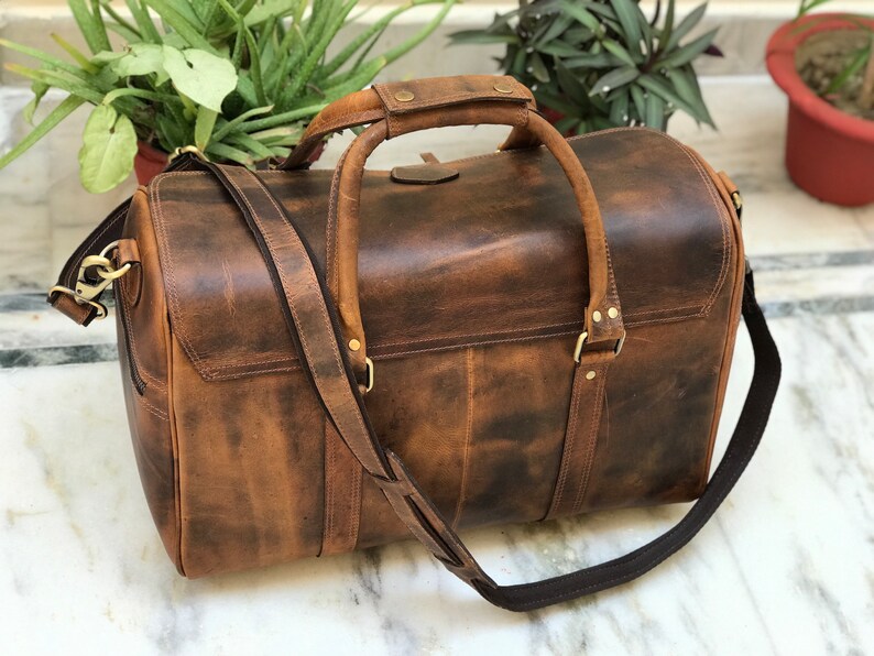 Zakara International is one of reputed custom leather manufacturers in Kanpur solely represent the leather bag market in Kanpur such as duffle, travel, overnight, laptop leather bags, portfolio, messenger, briefcase, sling, satchel, women handbags.