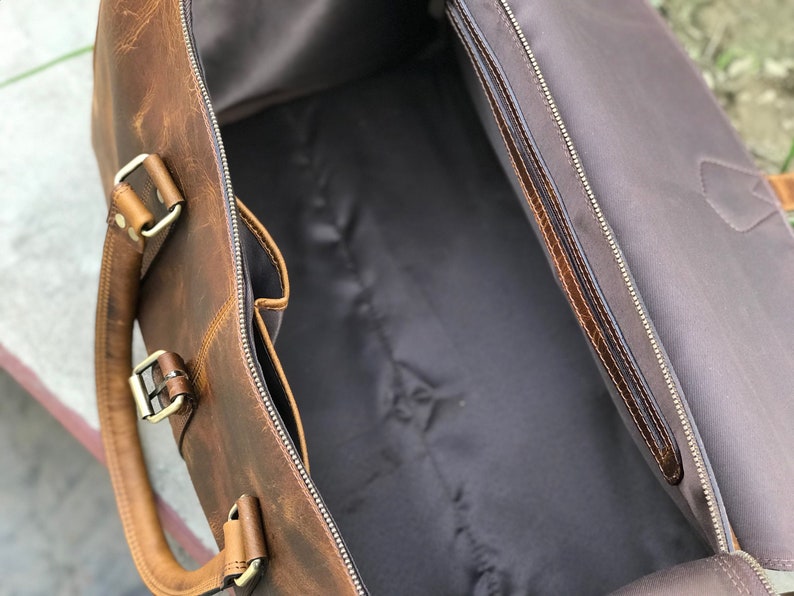 Zakara International is one of reputed custom leather manufacturers in Kanpur solely represent the leather bag market in Kanpur such as duffle, travel, overnight, laptop leather bags, portfolio, messenger, briefcase, sling, satchel, women handbags.