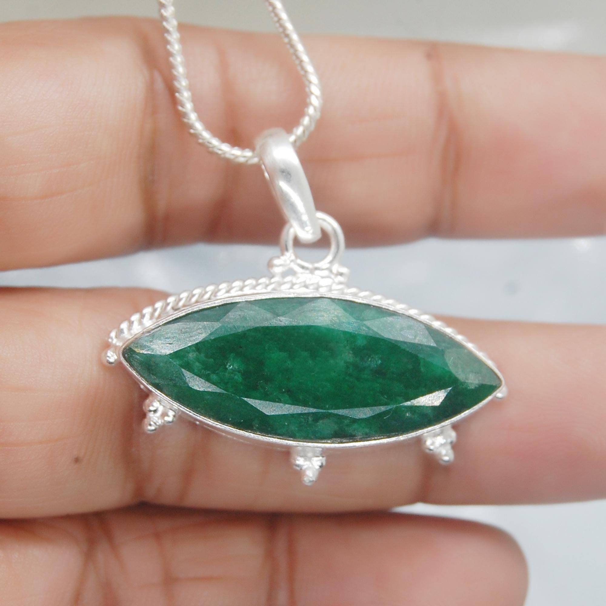 天然グリーンエメラルドスターリングシルバーペンダント - ミニマ