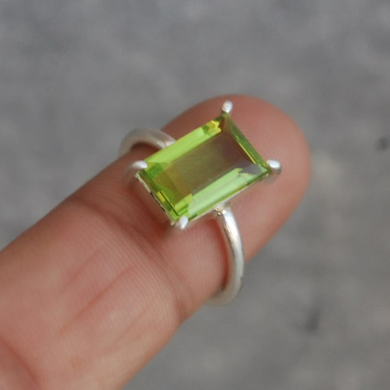 エメラルドカットペリドットクォーツリング：925スターリングシルバー 