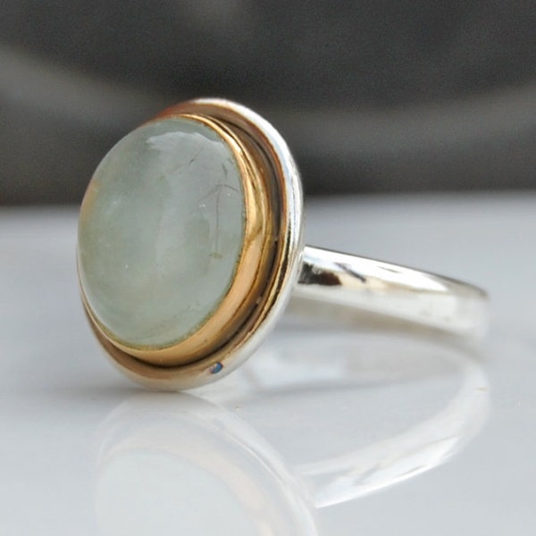 Anillo de plata esterlina con aguamarina ovalada: joya llamativa con baño de oro de dos tonos