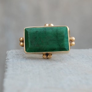 Sterlingzilveren ring met ruwe smaragd: gefacetteerd kussen, 18 kt gouden accent