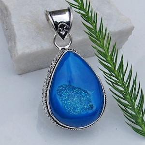 Ciondolo in argento sterling con druzy di titanio blu: gioielli con pietre portafortuna