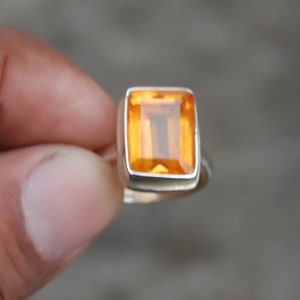 オレンジクリノヒューマイトスターリングシルバーリング：ステートメントゾディアックジュエリー