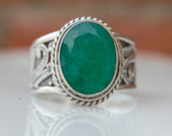 Oval Emerald Sterling Silver Ring: Vintage Style Green Gemstone