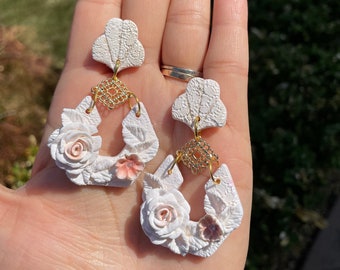 Boho wedding earrings bride or bridesmaid white wedding flower earrings garden party earrings clay wedding earrings bridal earrings