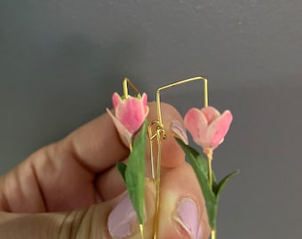 Pendientes de tulipán rosa hechos a mano: aros florales bañados en oro