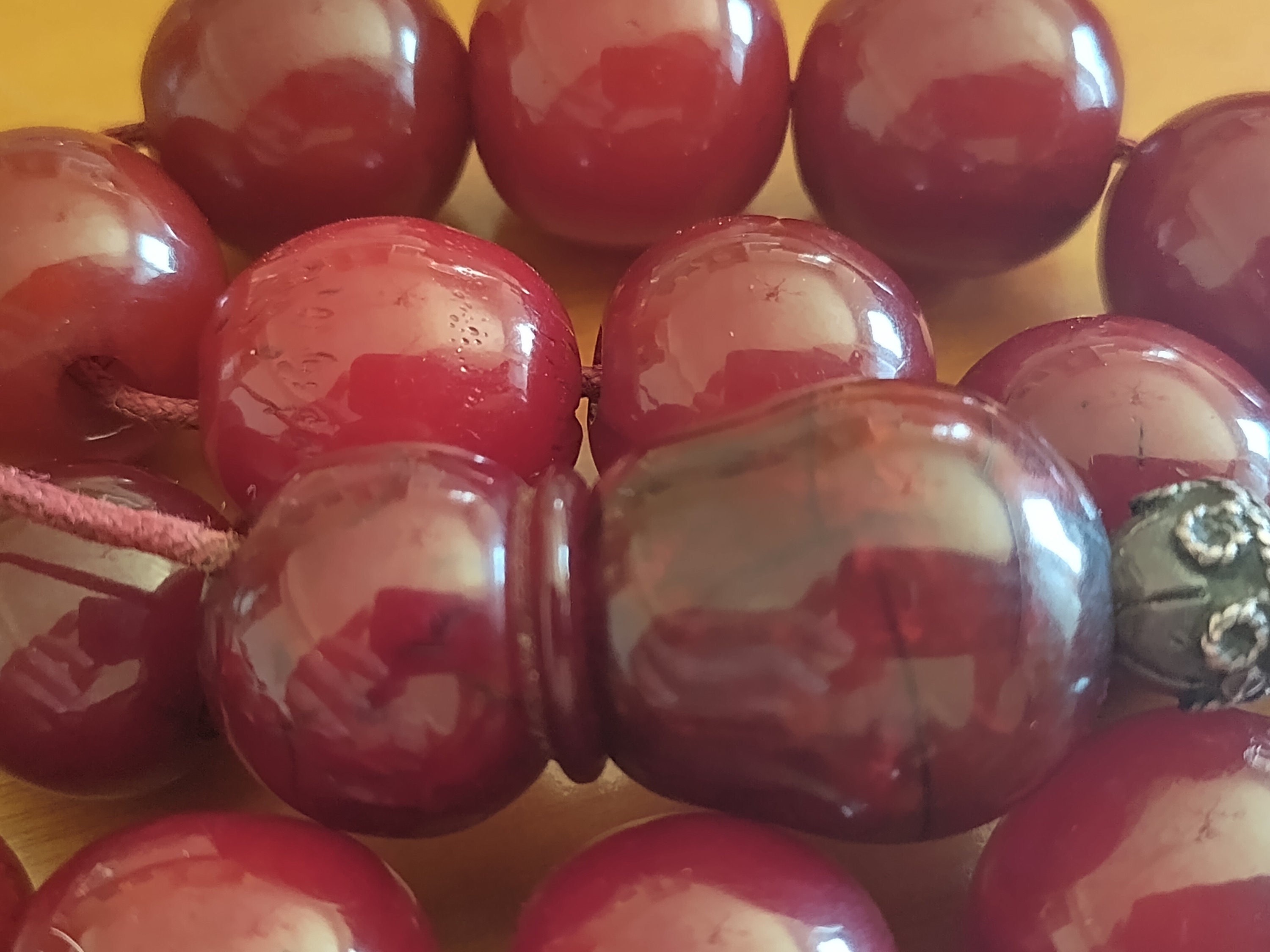 Perle Ancienne En Bakélite Sculptée Rouge Marbré - Vintage - Pour Bijoux Ou Collection