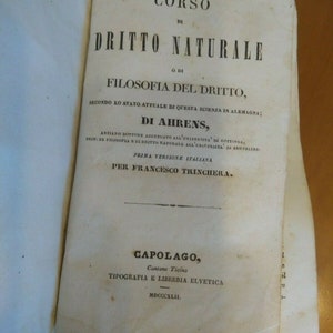 Puede incluir: Un libro titulado "Corso di Diritto Naturale" de Ahrens, un filósofo alemán, publicado en 1842 en Capolgo, Suiza.