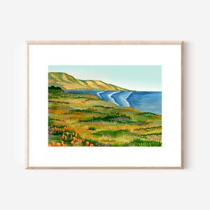 Peut inclure: Une peinture repr&eacute;sentant un paysage c&ocirc;tier avec une mer bleue, des collines verdoyantes et des fleurs sauvages orange.