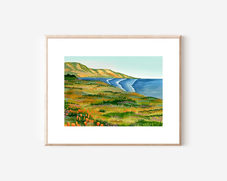 Peut inclure: Une peinture repr&eacute;sentant un paysage c&ocirc;tier avec une mer bleue, des collines verdoyantes et des fleurs sauvages orange.