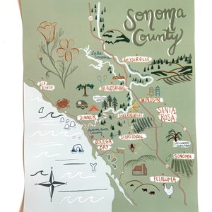 K&ouml;nnte beinhalten: Eine handgezeichnete Karte von Sonoma County, Kalifornien, mit gr&uuml;nem Hintergrund und braunen Linien. Die Karte zeigt die Standorte verschiedener St&auml;dte und Gemeinden, darunter Healdsburg, Santa Rosa und Petaluma. Die Karte enth&auml;lt auch einen Kompass, ein paar Wellen und ein paar B&auml;ume.