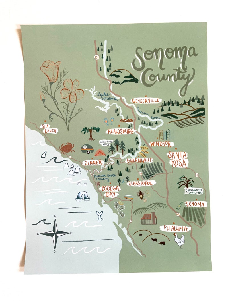 K&ouml;nnte beinhalten: Eine handgezeichnete Karte von Sonoma County, Kalifornien, mit gr&uuml;nem Hintergrund und braunen Linien. Die Karte zeigt die Standorte verschiedener St&auml;dte und Gemeinden, darunter Healdsburg, Santa Rosa und Petaluma. Die Karte enth&auml;lt auch einen Kompass, ein paar Wellen und ein paar B&auml;ume.