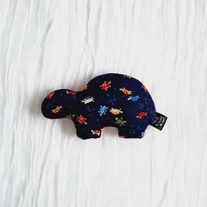 coussin tortue, coussin décoratif en tissus, coussin en forme de tortue terrestre bleu rouge