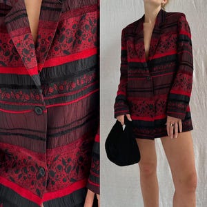Puede incluir: Una chaqueta de traje roja y negra con un patrón de rayas y flores.