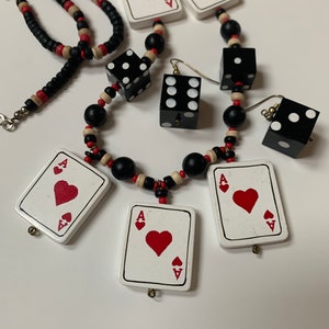 Conjunto de colar vintage Ace of Hearts e brincos de dados Ótimo para festa de despedida de solteira em Las Vegas ou cruzeiro - Colar de cartas e dados da sorte