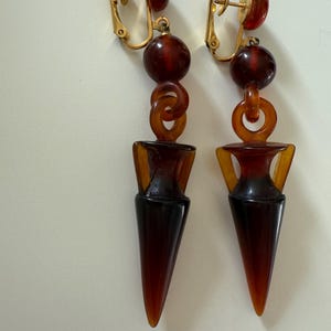 Vintage amforaformade örhängen från Metropolitan Museum of Art med hängen i sköldpaddsskal av lucit och guldfärgade metalldetaljer