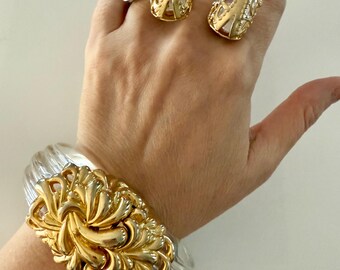 Incredible Unsigned Inna Citryne Paris lucite and chrysanthemum flower bracelet and earrings set Rare find