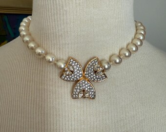 Pearl strand with gold tone rhinestone center pendant necklace Classic look