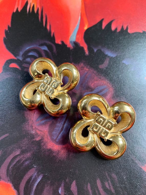 RARE Givenchy logo flower earrings - Iconic design