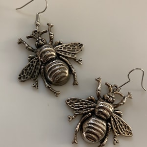 Große Biene Silber Ton Ohrringe - Geschenk für einen Imker oder Honig-Liebhaber Niedliche Ohrringe für durchbohrte Ohren