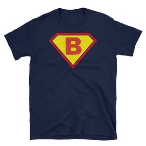 Camiseta com letra inicial B – Camisa com monograma de quadrinhos de super-heróis – Tops combinando para a família – Presentes personalizados para mulheres e homens – Idéias para presentes de família