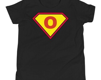 Camiseta de manga corta juvenil con letra del monograma de superhéroe O