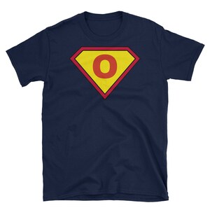 Camiseta com letra inicial O – Camisa com monograma de quadrinhos de super-heróis – Tops combinando para a família – Presentes personalizados para mulheres e homens – Idéias para presentes de família