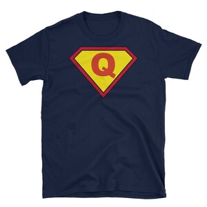 Camiseta com letra inicial Q – Camisa com monograma de quadrinhos de super-heróis – Tops combinando para a família – Presentes personalizados para mulheres e homens – Idéias para presentes de família