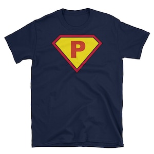 Camiseta com letra inicial P – Camisa com monograma de quadrinhos de super-heróis – Tops combinando com a família – Presentes personalizados para mulheres e homens – Idéias para presentes de família