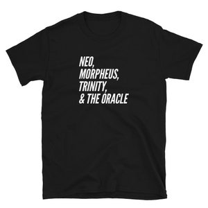 Könnte beinhalten: Schwarzes T-Shirt mit weißem Text, der "NEO, MORPHEUS, TRINITY, & THE ORACLE" lautet