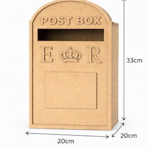 Puede incluir: Un buz&oacute;n de madera marr&oacute;n claro con el texto "POST BOX" en la parte superior. El buz&oacute;n mide 20 cm de ancho, 20 cm de profundidad y 33 cm de alto. Las letras "E" y "R" est&aacute;n debajo, con una corona.